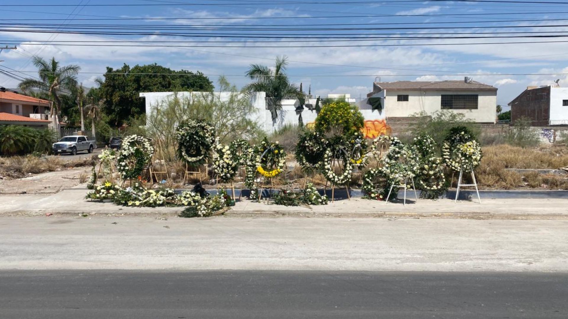 Colocan Flores en el Lugar Donde Murieron Jovenes tras Accidente Volcadura en Torreón